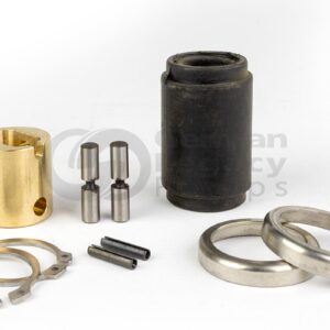 Das Bild zeigt die Einzelteile eines Gelenks für Bornemann E4H 236 Exzenterschneckenpumpen / Monopumpen. Links hinten sieht man eine messingfarbene Gelenkbuchse, daneben zwei Gelenkbolzen aus Metall und rechts hinten eine schwarze Gelenkmanschette. Diese Teile stehen senkrecht vor dem weißen Hintergrund. In der vorderen Reihe sieht man links zwei liegende Sprengringe, in der Mitte zwei schwarze Zykohülsen und rechts vorne liegend zwei Gelenkschutzhülsen.