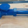 Une petite pompe à vis excentrique bleue Fludyn BE2H 164 sans moteur, en travers sur une palette en bois