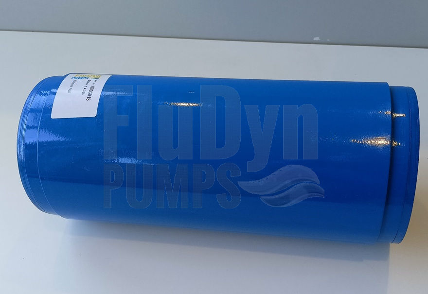 Ein blauer Stator für Allweiler AEB1E 380 Monopumpen liegt quer vor einem neutralen weißen Hintergrund. Links und rechts hat der Metallmantel schmalere Enden für die Verbindung zu den anderen Gehäuseteilen der Pumpe.