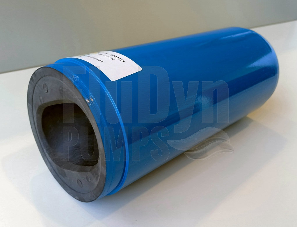 Ein blauer Stator für Allweiler AEB1E 380 Monopumpen liegt schräg vor einem neutralen weißen Hintergrund. Links kann man in die Öffnung für den Rotor (die Exzenterschnecke) sehen. Das Innere des Stators besteht aus schwarzem Elastomer.